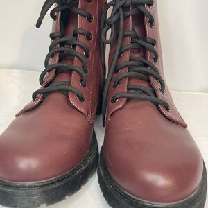 Time and Tru Black and Burgundy Boots Size 6.5